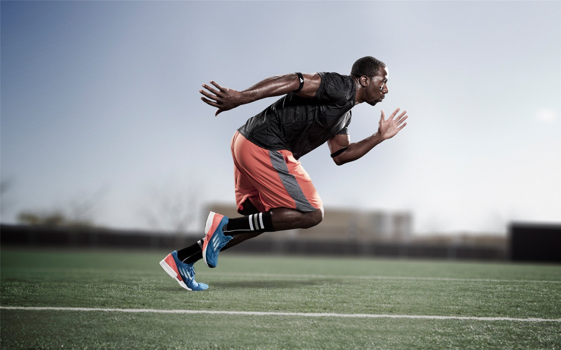 _天空漂浮、地面滑行：创新运动玩法_，天空中漂浮的城市